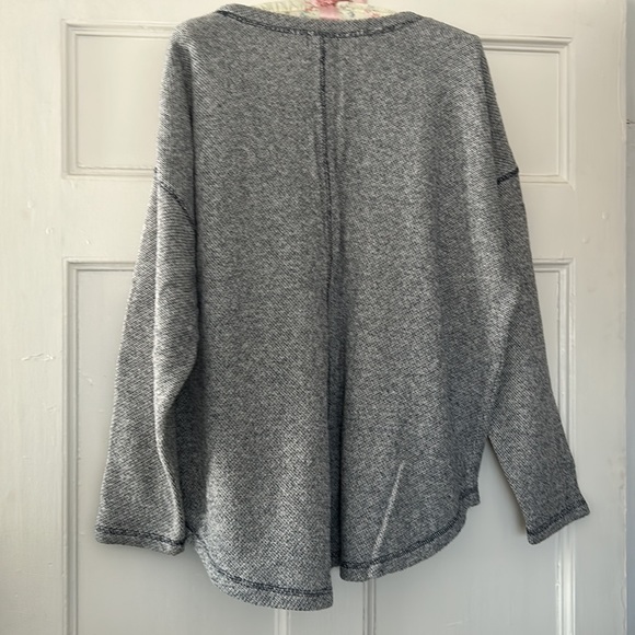 Old navy pull over sweater. Unisex. Shades of navy and white speckles size XL. - Picture 4 of 7
